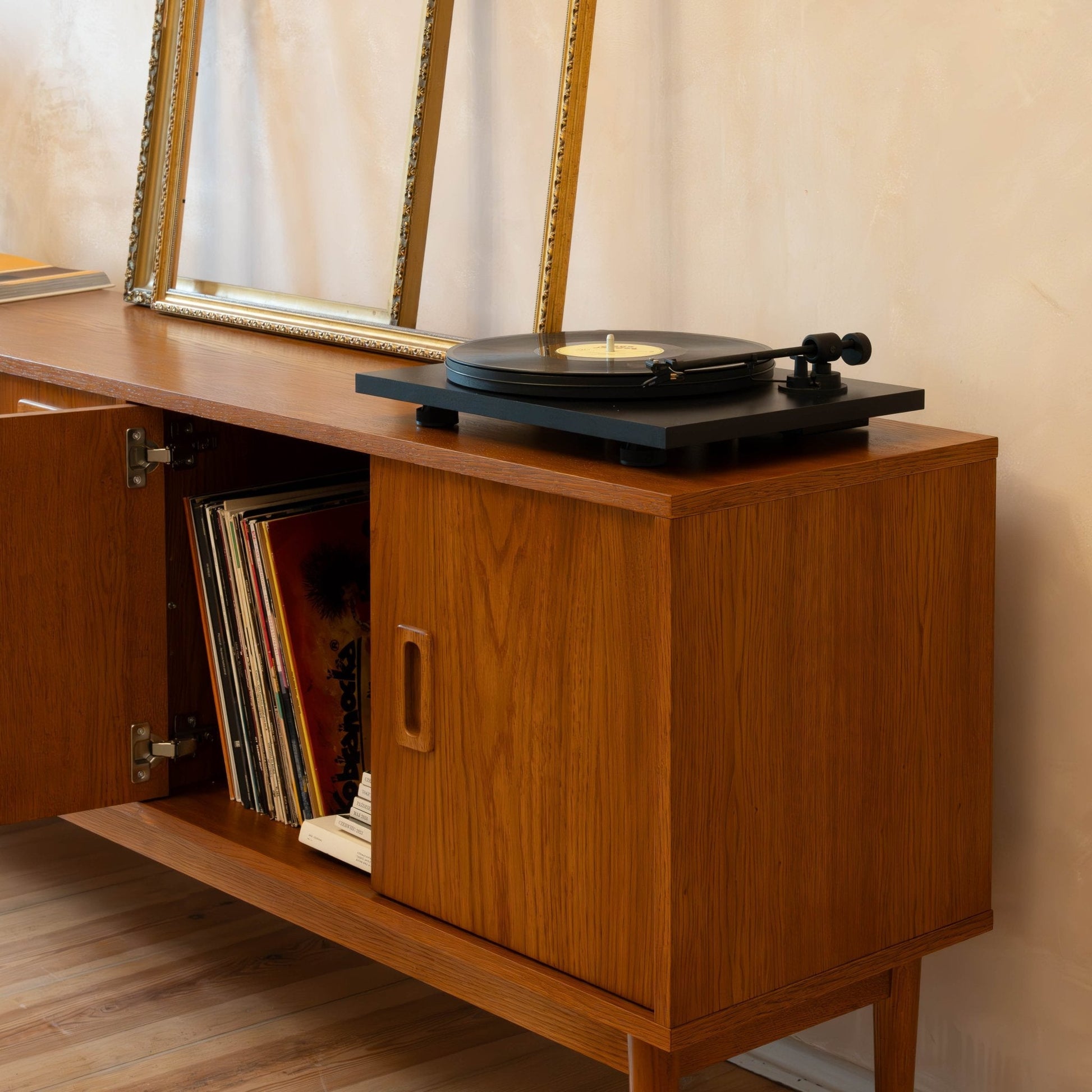 mid century modern dressoir Dressoir in brutalistische stijl ontworpen in de jaren 60. Maatvoering: B240 x D49 x H87 cm. #tijdperk #vintage #interiordesign #design